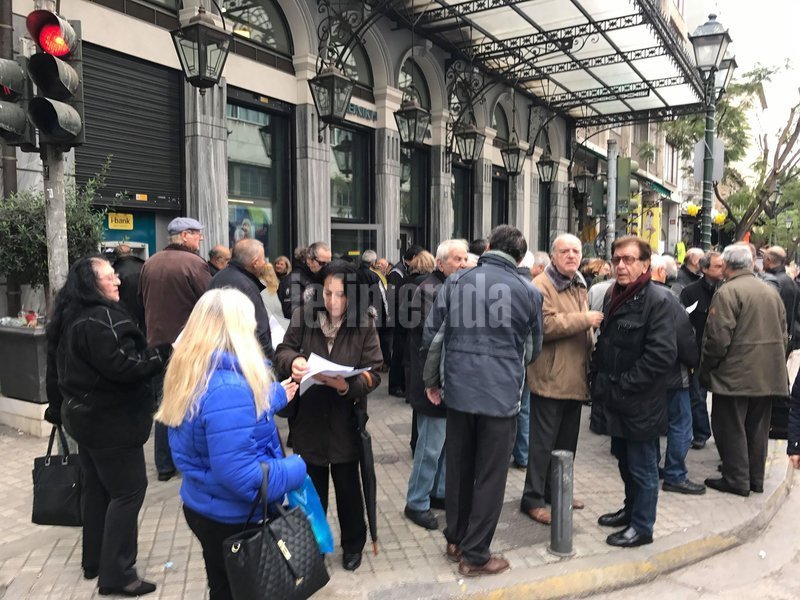 Προ διμήνου οι συνταξιούχοι της ΕΤΕ είχαν πραγματοποιήσει συγκέντρωση στη Βουλή και πορεία μέχρι την Ηρώδου Αττικού με τα ίδια αιτήματα