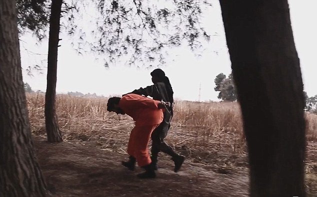 Ανατριχιαστικό βίντεο: Ανήλικος μαχητής του ISIS αποκεφαλίζει όμηρο [εικόνες & βίντεο] | iefimerida.gr 2