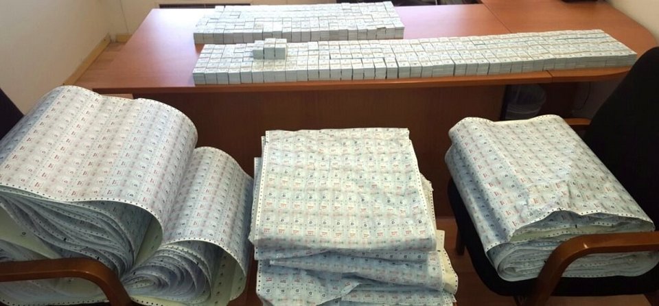 Πάνω από 1 εκατ. πλαστά, εκτυπωμένα εισιτήρια για ΜΜΜ βρήκε η ΕΛ.ΑΣ. σε τυπογραφείο [εικόνες] | iefimerida.gr 3