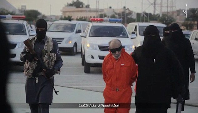 Σοκαριστικό βίντεο του ΙSIS -Αποκεφάλισαν 2 άντρες στην Τρίπολη της Λιβύης [εικόνες & βίντεο] | iefimerida.gr 0