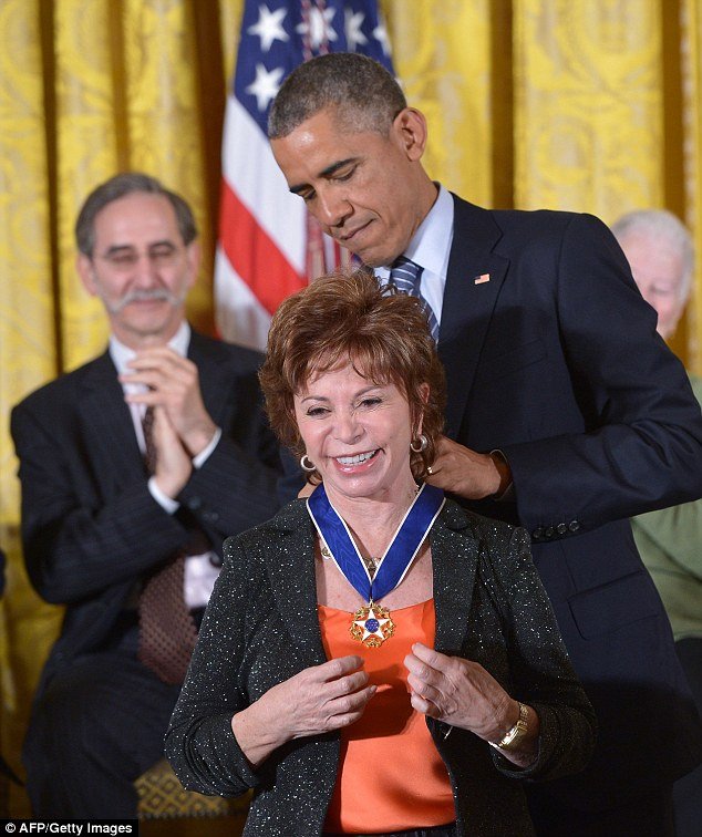 Μέριλ Στριπ, Στίβι Γουόντερ και Ιζαμπέλ Αλιέντε βραβεύτηκαν από τον Ομπάμα με το Μετάλλιο της Ελευθερίας [βίντεο & εικόνες] | iefimerida.gr 11