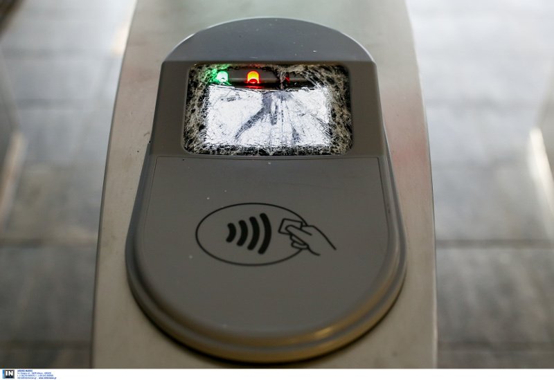 Νέα επίθεση σε σταθμό ΗΣΑΠ -Κατέστρεψαν ακυρωτικά μηχανήματα στο Νέο Φάληρο [εικόνες] | iefimerida.gr 2