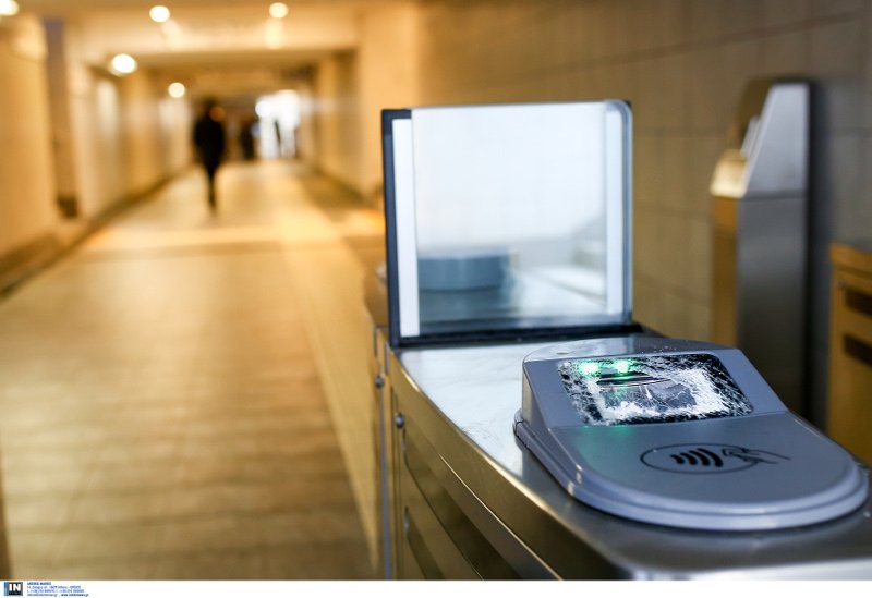 Νέα επίθεση σε σταθμό ΗΣΑΠ -Κατέστρεψαν ακυρωτικά μηχανήματα στο Νέο Φάληρο [εικόνες] | iefimerida.gr 1