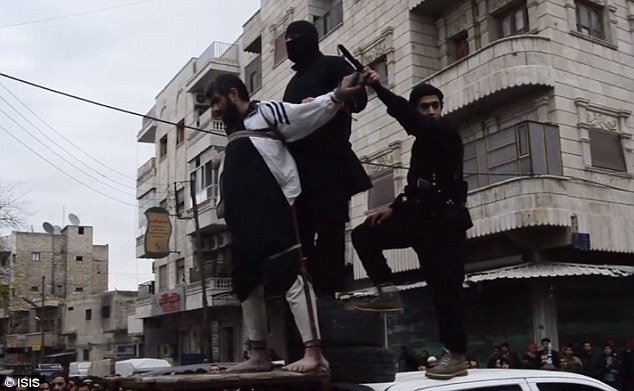 Σοκάρει και πάλι η ISIS: Ανατριχιαστικά στιγμιότυπα από δημόσιους ακρωτηριασμούς και σταύρωση υπόπτων [εικόνες] | iefimerida.gr 9