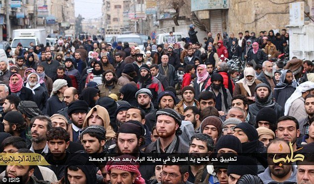 Σοκάρει και πάλι η ISIS: Ανατριχιαστικά στιγμιότυπα από δημόσιους ακρωτηριασμούς και σταύρωση υπόπτων [εικόνες] | iefimerida.gr 1