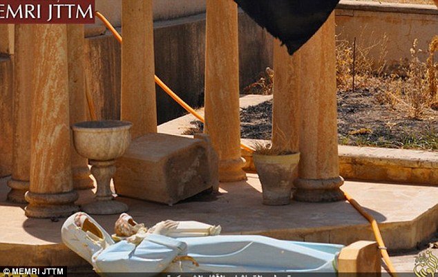 Οι τζιχαντιστές καταστρέφουν τις εκκλησίες -Γκρεμίζουν τους σταυρούς, καταστρέφουν γλυπτά της Παναγίας [εικόνες] | iefimerida.gr 1