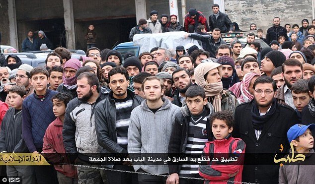 Σοκάρει και πάλι η ISIS: Ανατριχιαστικά στιγμιότυπα από δημόσιους ακρωτηριασμούς και σταύρωση υπόπτων [εικόνες] | iefimerida.gr 2