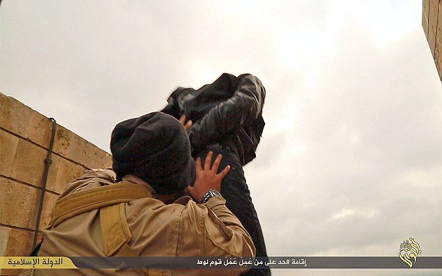 Νέες φρικτές εκτελέσεις από τζιχαντιστές -Σταυρώνουν, λιθοβολούν, πετούν τα θύματά τους από ταράτσες [εικόνες] | iefimerida.gr 3