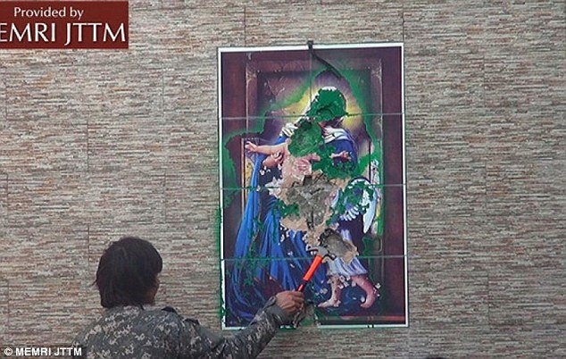 Οι τζιχαντιστές καταστρέφουν τις εκκλησίες -Γκρεμίζουν τους σταυρούς, καταστρέφουν γλυπτά της Παναγίας [εικόνες] | iefimerida.gr 2