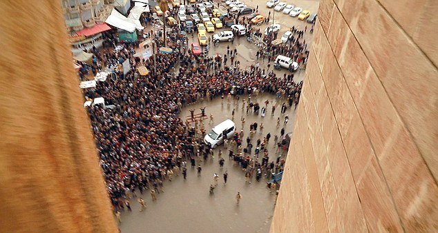 Νέες φρικτές εκτελέσεις από τζιχαντιστές -Σταυρώνουν, λιθοβολούν, πετούν τα θύματά τους από ταράτσες [εικόνες] | iefimerida.gr 4