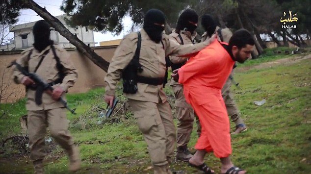 Νέο σοκαριστικό ντοκουμέντο από την ISIS: Εκτελούν εξ επαφής έναν «κατάσκοπο» [εικόνες & βίντεο] | iefimerida.gr 3