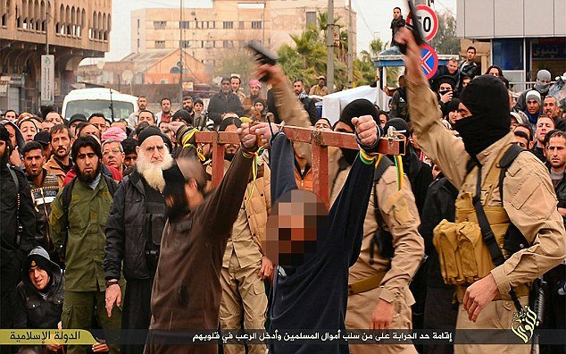 Νέες φρικτές εκτελέσεις από τζιχαντιστές -Σταυρώνουν, λιθοβολούν, πετούν τα θύματά τους από ταράτσες [εικόνες] | iefimerida.gr 5