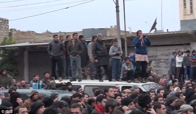 Σοκάρει και πάλι η ISIS: Ανατριχιαστικά στιγμιότυπα από δημόσιους ακρωτηριασμούς και σταύρωση υπόπτων [εικόνες] | iefimerida.gr 7