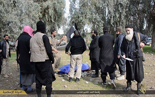 Νέες φρικτές εκτελέσεις από τζιχαντιστές -Σταυρώνουν, λιθοβολούν, πετούν τα θύματά τους από ταράτσες [εικόνες] | iefimerida.gr 9