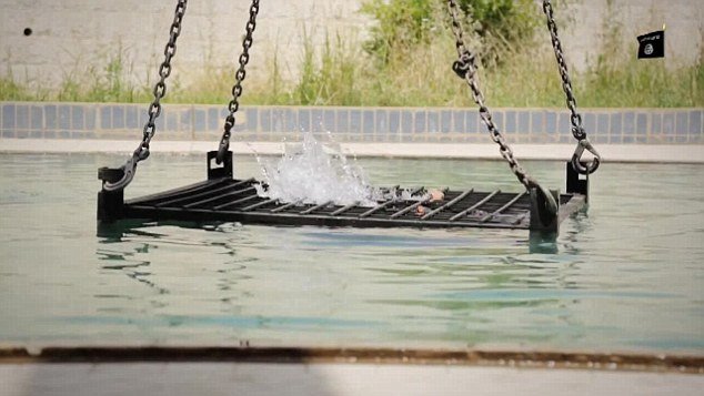 Η φρίκη δεν έχει όρια: Τζιχαντιστές κλειδώνουν σε κλουβί κρατούμενους και τους βυθίζουν σε πισίνα [εικόνες] | iefimerida.gr 2