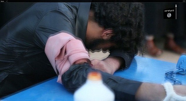 Σκηνές φρίκης: Τζιχαντιστές κόβουν το χέρι κλέφτη μπροστά σε πλήθος που πανηγυρίζει [σκληρό βίντεο & εικόνες] | iefimerida.gr 1