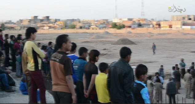 Σκηνές φρίκης: Τζιχαντιστές κόβουν το χέρι κλέφτη μπροστά σε πλήθος που πανηγυρίζει [σκληρό βίντεο & εικόνες] | iefimerida.gr 2