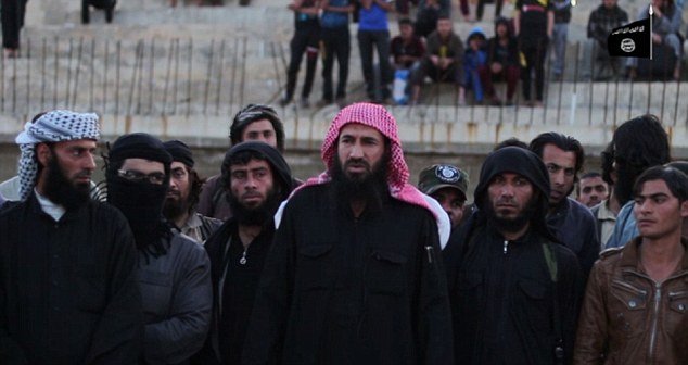 Σκηνές φρίκης: Τζιχαντιστές κόβουν το χέρι κλέφτη μπροστά σε πλήθος που πανηγυρίζει [σκληρό βίντεο & εικόνες] | iefimerida.gr 3