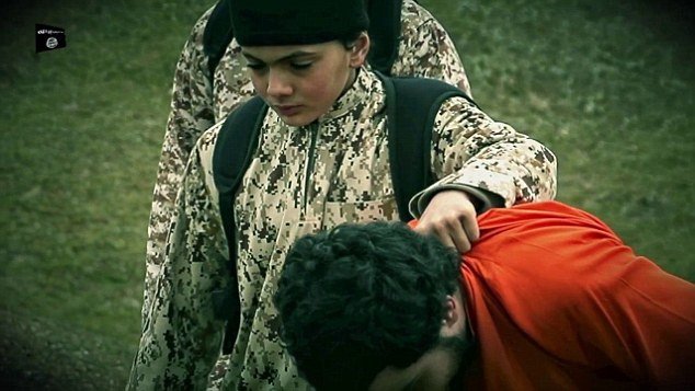 Αγόρι 10 ετών εκτελεί Ισραηλινό για λογαριασμό των τζιχαντιστών -Νέο βίντεο φρίκης από το Ισλαμικό Κράτος | iefimerida.gr 1