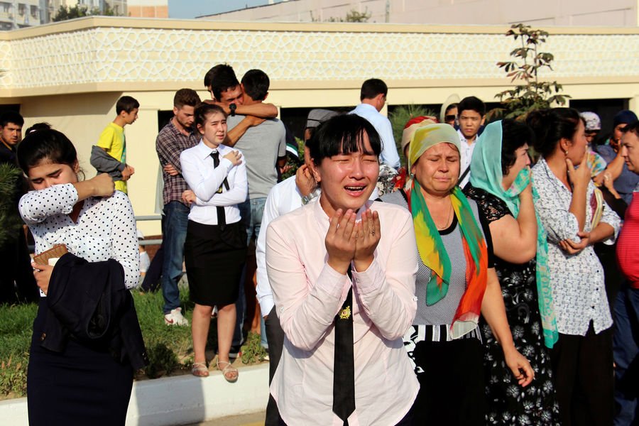 Σαν την Κορέα: Χιλιάδες Ουζμπέκοι κλαίνε τον νεκρό πρόεδρο Ισλάμ Καρίμοφ [εικόνες] | iefimerida.gr 1