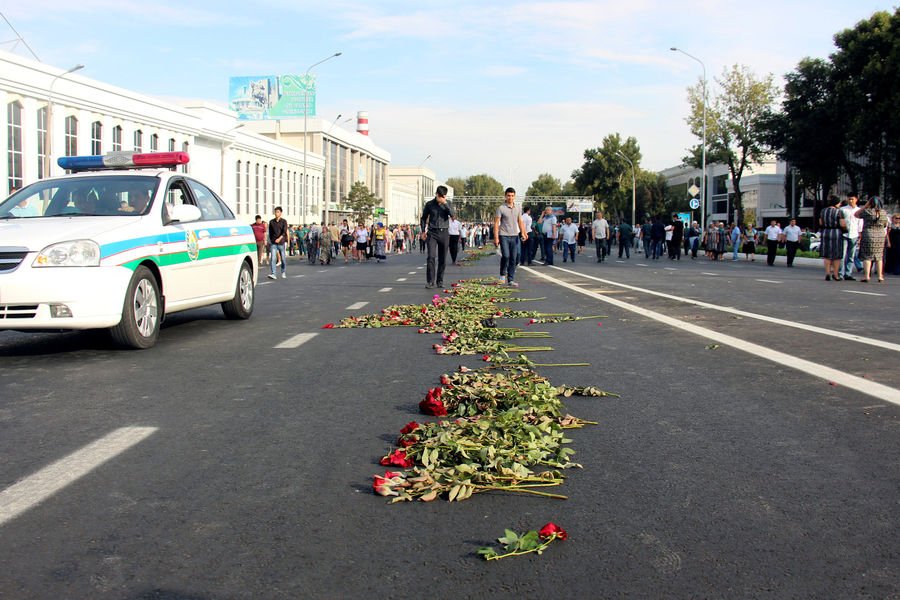 Σαν την Κορέα: Χιλιάδες Ουζμπέκοι κλαίνε τον νεκρό πρόεδρο Ισλάμ Καρίμοφ [εικόνες] | iefimerida.gr 5