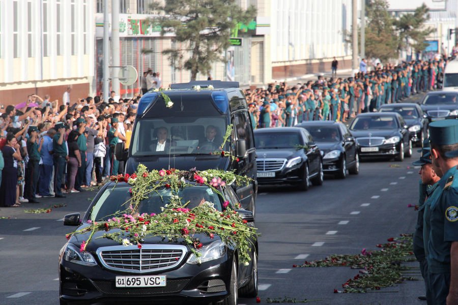 Σαν την Κορέα: Χιλιάδες Ουζμπέκοι κλαίνε τον νεκρό πρόεδρο Ισλάμ Καρίμοφ [εικόνες] | iefimerida.gr 4