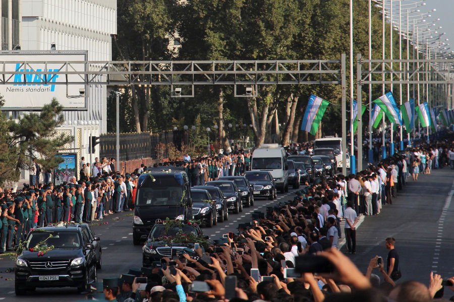 Σαν την Κορέα: Χιλιάδες Ουζμπέκοι κλαίνε τον νεκρό πρόεδρο Ισλάμ Καρίμοφ [εικόνες] | iefimerida.gr 3