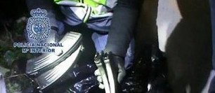 Ισπανία: Δυο τζιχαντιστές ποζάρουν με καλάσνικοφ στην Πουέρτα δελ Σολ [εικόνες]  | iefimerida.gr 1