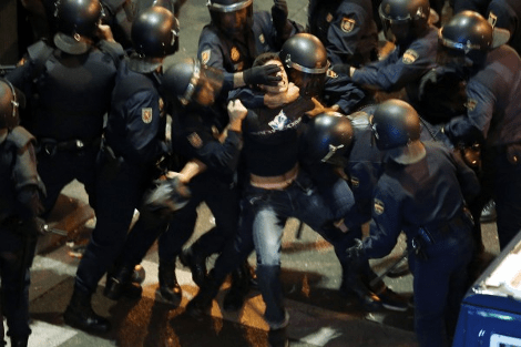 Επεισόδια, άγριο ξύλο και πλαστικές σφαίρες σε διαδήλωση στη Μαδρίτη [βίντεο&εικόνες] | iefimerida.gr 0