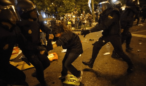 Επεισόδια, άγριο ξύλο και πλαστικές σφαίρες σε διαδήλωση στη Μαδρίτη [βίντεο&εικόνες] | iefimerida.gr 2