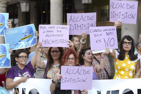 Οι ισπανίδες έδεσαν τα σουτιέν τους σε αλυσίδα και απαίτησαν την παραίτηση του σεξιστή δημάρχου [βίντεο & εικόνες] | iefimerida.gr 3