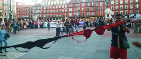 Οι ισπανίδες έδεσαν τα σουτιέν τους σε αλυσίδα και απαίτησαν την παραίτηση του σεξιστή δημάρχου [βίντεο & εικόνες] | iefimerida.gr 2