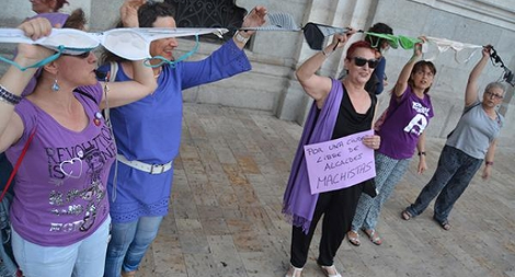 Οι ισπανίδες έδεσαν τα σουτιέν τους σε αλυσίδα και απαίτησαν την παραίτηση του σεξιστή δημάρχου [βίντεο & εικόνες] | iefimerida.gr 1