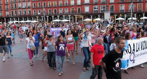 Οι ισπανίδες έδεσαν τα σουτιέν τους σε αλυσίδα και απαίτησαν την παραίτηση του σεξιστή δημάρχου [βίντεο & εικόνες] | iefimerida.gr 0