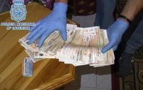 Ισπανία: Δυο τζιχαντιστές ποζάρουν με καλάσνικοφ στην Πουέρτα δελ Σολ [εικόνες]  | iefimerida.gr 0