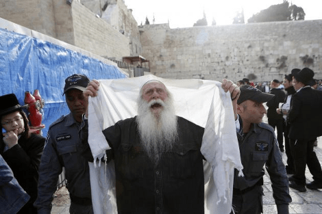 Ιστορική προσευχή γυναικών στο Τείχος των Δακρύων με επεισόδια και συλλήψεις [εικόνες] | iefimerida.gr 4