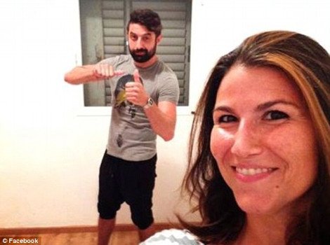 Selfies κάτω από το έδαφος -Νεαροί Ισραηλινοί διασκεδάζουν στα καταφύγια [εικόνες] | iefimerida.gr 1