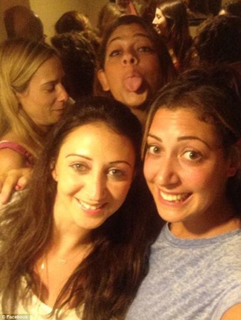 Selfies κάτω από το έδαφος -Νεαροί Ισραηλινοί διασκεδάζουν στα καταφύγια [εικόνες] | iefimerida.gr 2