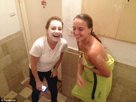 Selfies κάτω από το έδαφος -Νεαροί Ισραηλινοί διασκεδάζουν στα καταφύγια [εικόνες] | iefimerida.gr 5