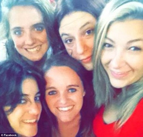 Selfies κάτω από το έδαφος -Νεαροί Ισραηλινοί διασκεδάζουν στα καταφύγια [εικόνες] | iefimerida.gr 6