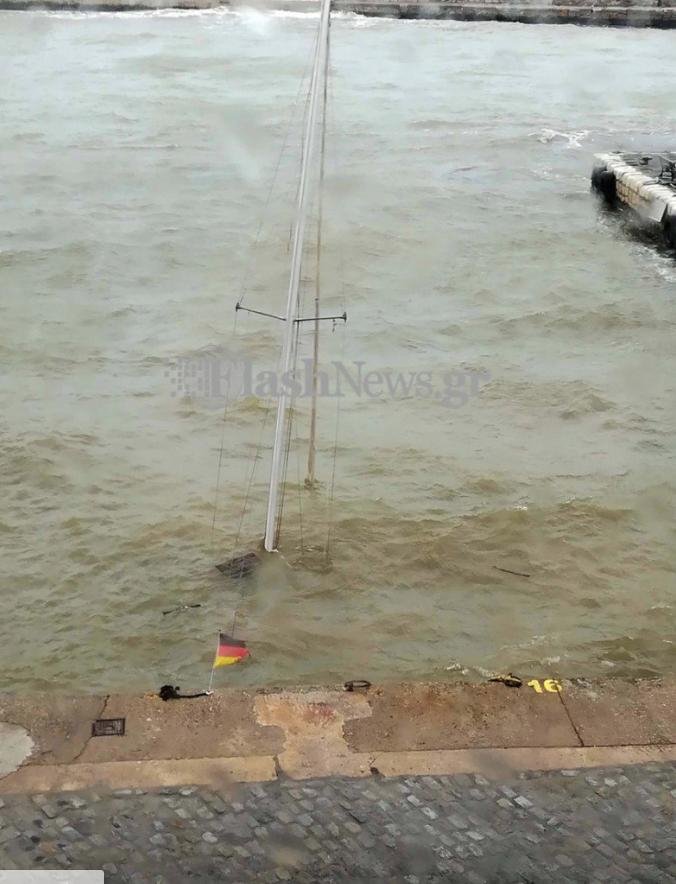 Χανιά: Βυθίστηκε ιστιοφόρο στο λιμάνι εξαιτίας της κακοκαιρίας [εικόνες] | iefimerida.gr 0