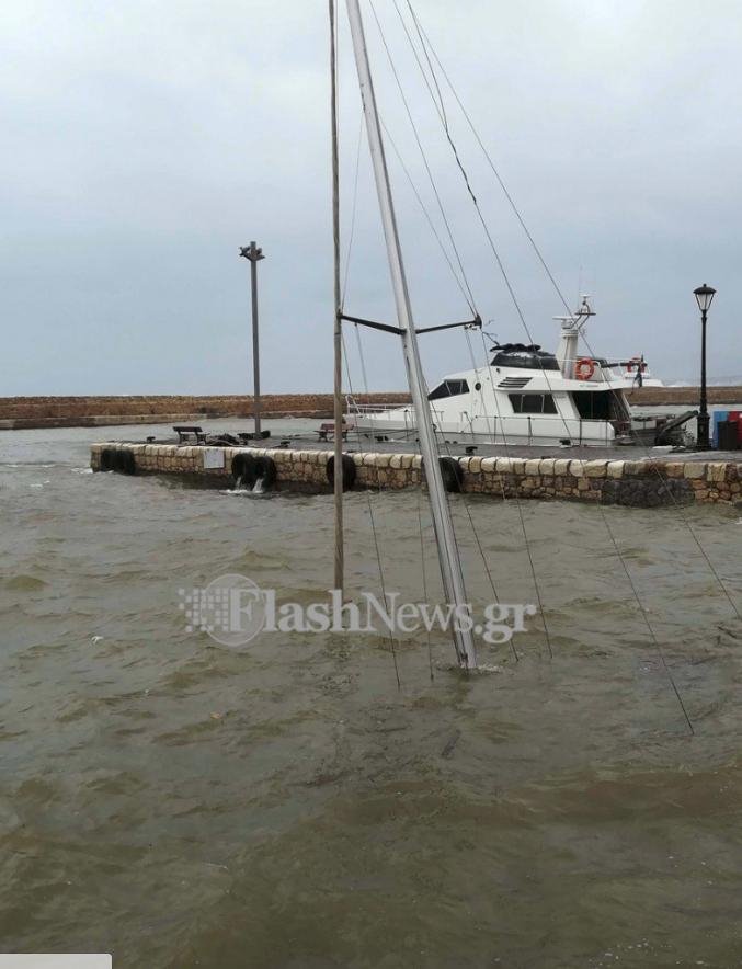 Χανιά: Βυθίστηκε ιστιοφόρο στο λιμάνι εξαιτίας της κακοκαιρίας [εικόνες] | iefimerida.gr 1