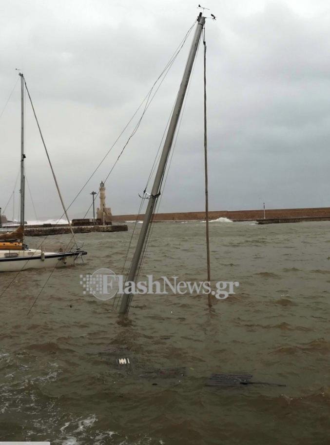 Χανιά: Βυθίστηκε ιστιοφόρο στο λιμάνι εξαιτίας της κακοκαιρίας [εικόνες] | iefimerida.gr 2