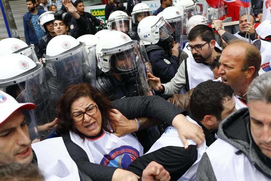 Aγρια επεισόδια στην Κωνσταντινούπολη για την Εργατική Πρωτομαγιά -Ενας νεκρός [εικόνες & βίντεο] | iefimerida.gr 1