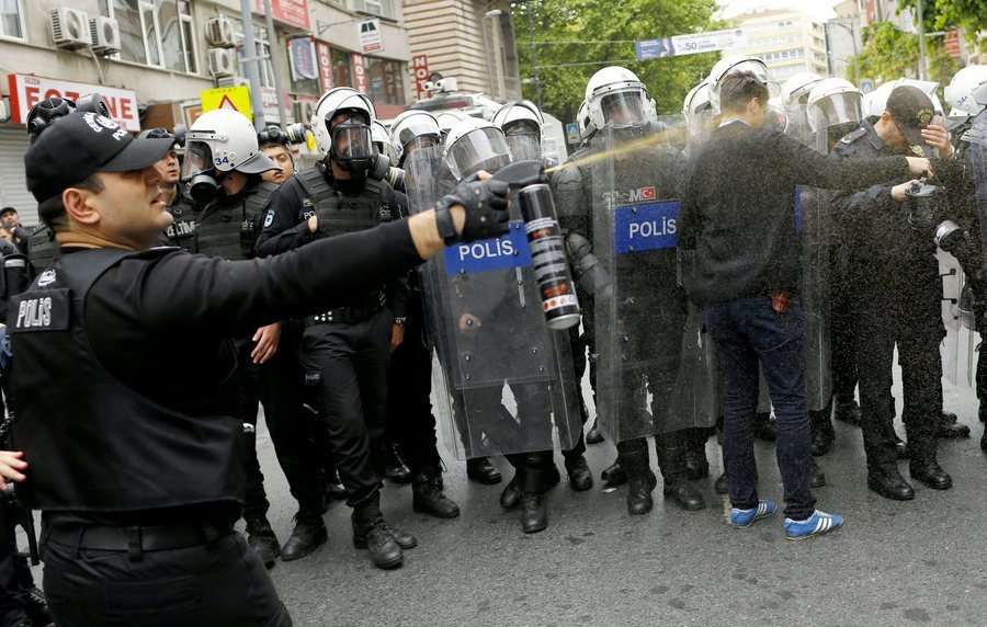 Aγρια επεισόδια στην Κωνσταντινούπολη για την Εργατική Πρωτομαγιά -Ενας νεκρός [εικόνες & βίντεο] | iefimerida.gr 4
