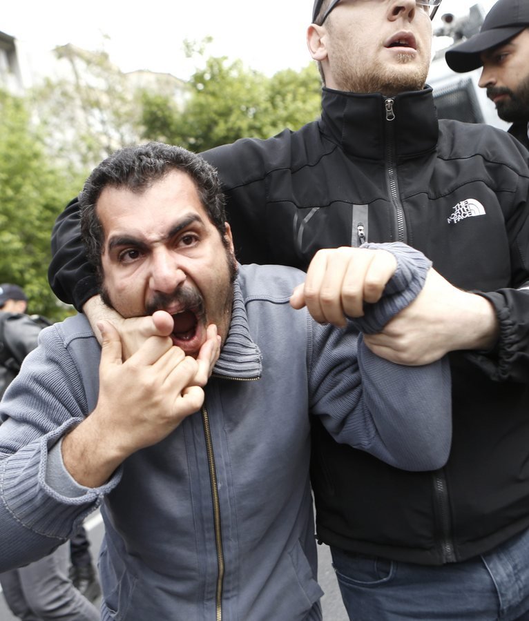 Aγρια επεισόδια στην Κωνσταντινούπολη για την Εργατική Πρωτομαγιά -Ενας νεκρός [εικόνες & βίντεο] | iefimerida.gr 5