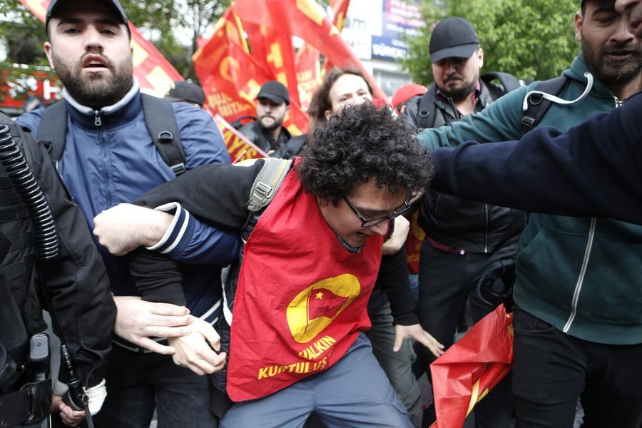 Aγρια επεισόδια στην Κωνσταντινούπολη για την Εργατική Πρωτομαγιά -Ενας νεκρός [εικόνες & βίντεο] | iefimerida.gr 6