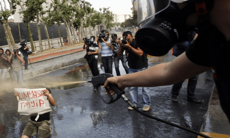 Ενας νεκρός στην Κωνσταντινούπολη – Ξύλο και χημικά σε διαδήλωση κατά του Ερντογάν [εικόνες&βίντεο] | iefimerida.gr 6