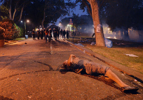 Ενας νεκρός στην Κωνσταντινούπολη – Ξύλο και χημικά σε διαδήλωση κατά του Ερντογάν [εικόνες&βίντεο] | iefimerida.gr 8