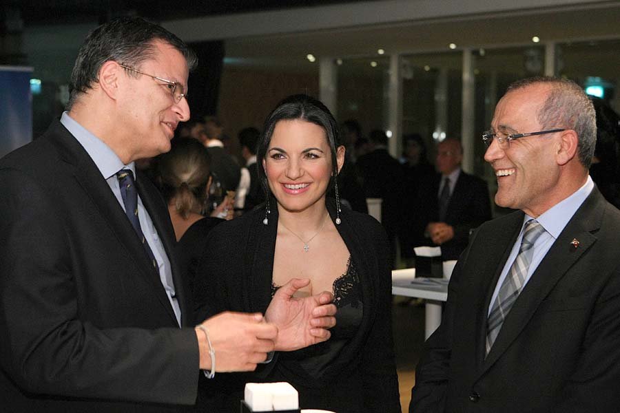 Η Κεφαλογιάννη μετά τους Τούρκους τρέλανε και τους Κινέζους -Φόρεσε σε σύσκεψη το περίφημο δαντελένιο αποκαλυπτικό μπουστάκι [εικόνες] | iefimerida.gr 12